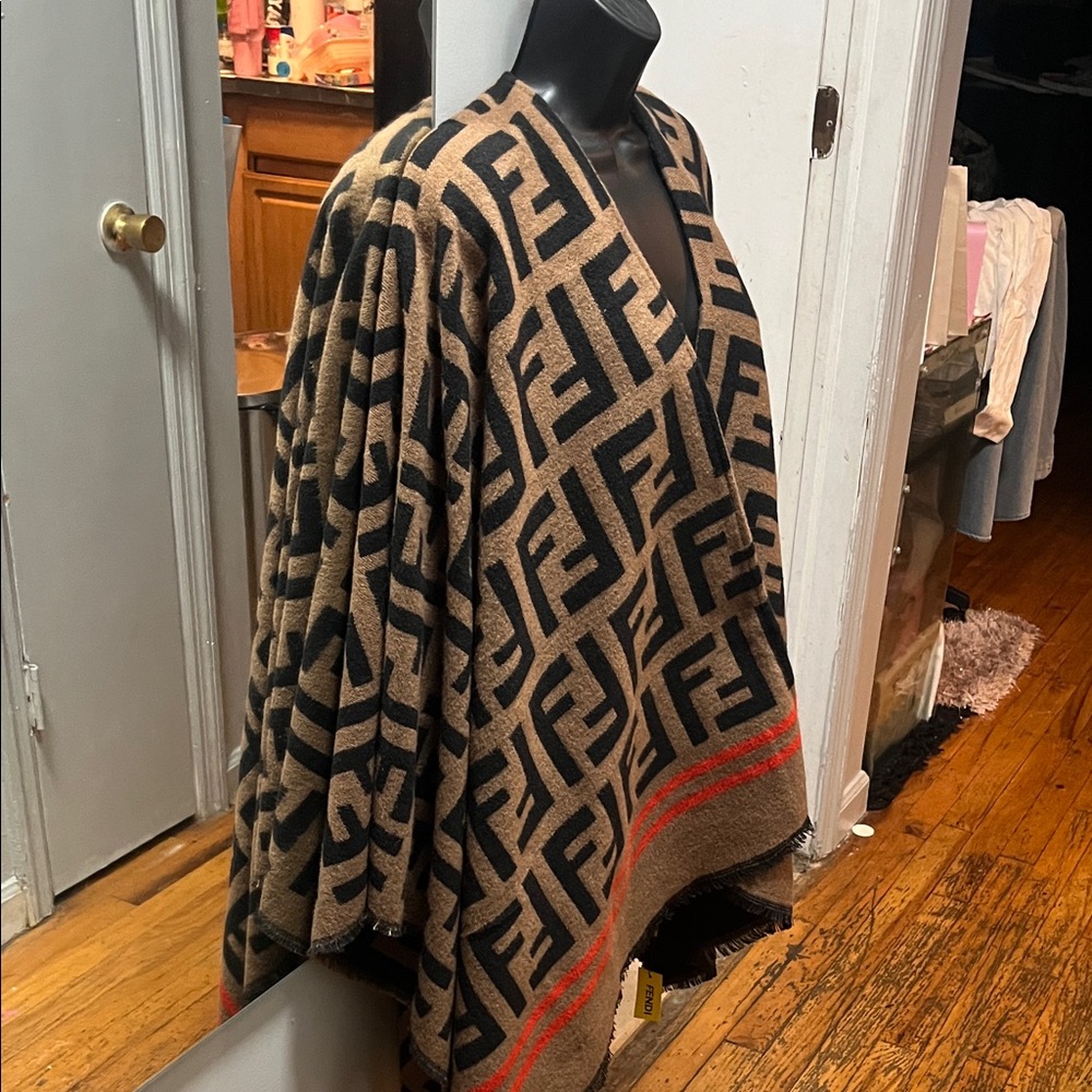Fendi Women's Tan and Black Cape - Picture 2 of 6